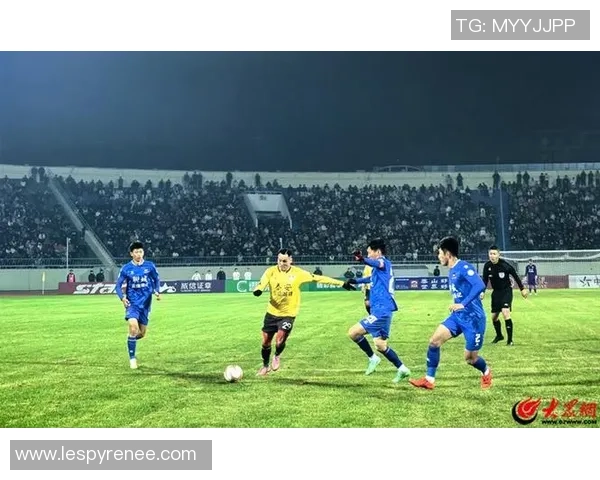 山东泰山迎战强敌力争三分 球迷期待巅峰对决激烈上演